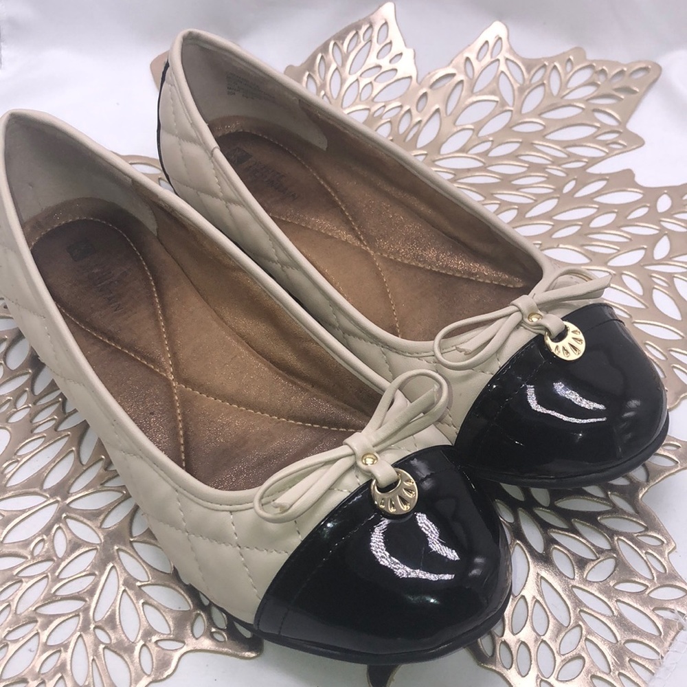 White Mountain Two Tone Patient and Quilted Uppers Ballet Flats Size 9.5